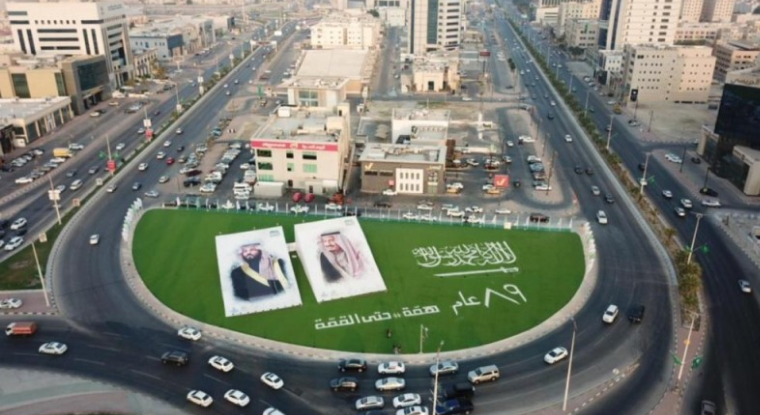 سعدنا بالعمل مع أمانة المنطقة الشرقية بتنفيذ أكبر لوحتين لصور القيادة الرشيدة حفظها الله على كورنيش الدمام